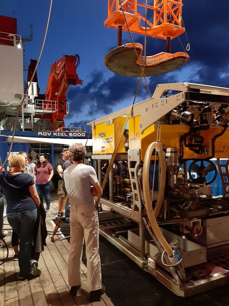 The GEOMAR ROV team giving an introduction into the ROV KIEL 6000 system. Photo: Julia Otte/MPI Bremen