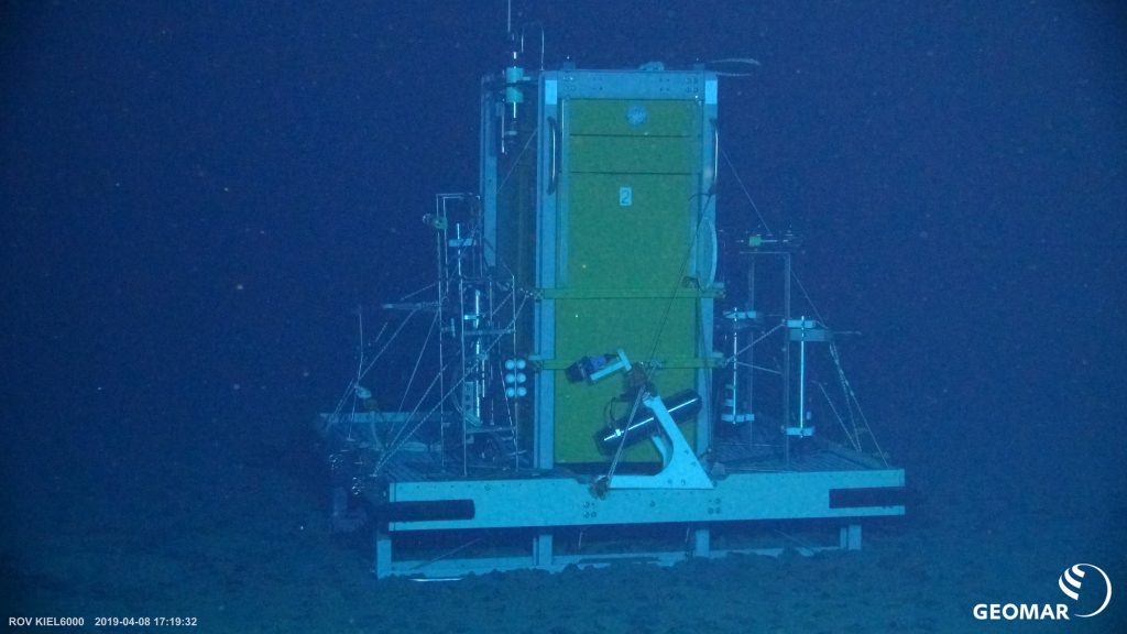 The Ocean Elevator (OCE) on the seafloor. This lander can transport smaller sensors and devices to the oceanfloor or samples back to the surface. Photo: ROV KIEL 6000/GEOMAR