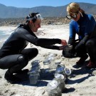 Probennahme in Chile: Vanessa Rüttler und Valeria Hidalgo-Ruz haben in Coquimbo gearbeitet und dort auch die Verschmutzung der Strände durch Mikroplastikmüll untersucht. 
Foto: V. Hidalgo-Ruz