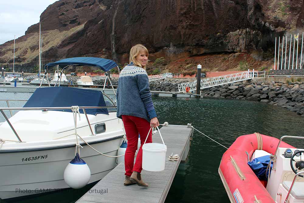 Getting the sea anemones from the harbor outside the marine laboratory in Quinta do Lorde