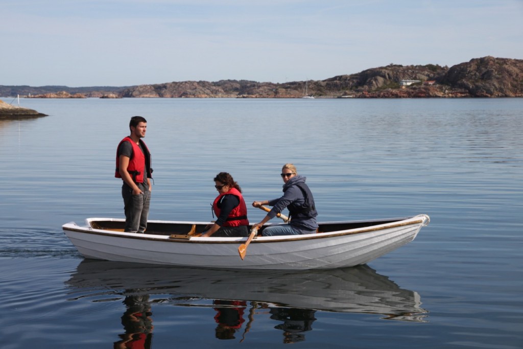 Pic. 11- going to fish for jellyfish with small paddle boat available at the centre.