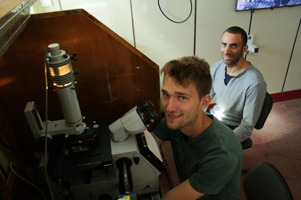 Phillip and Shawn looking for phytoplankton in another microscope. Picture by Serra Örey.