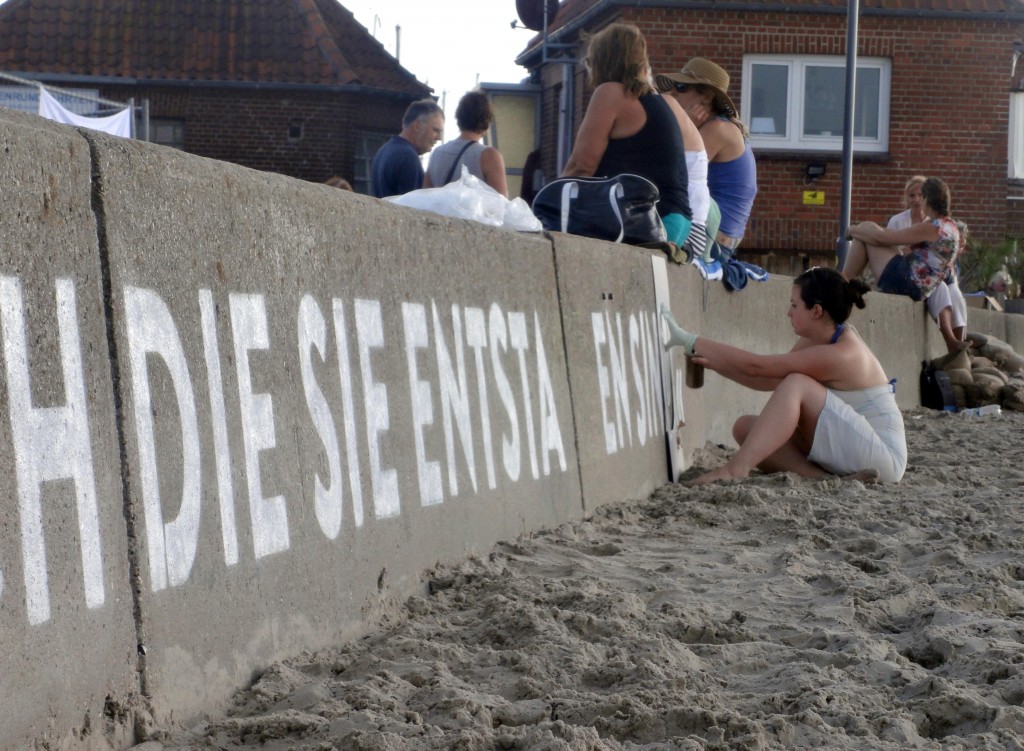 Auf der Rückseite der Mauer wird großflächig mit Schablonen ein Zitat von Albert Einstein angebracht (Foto: C.Koch)