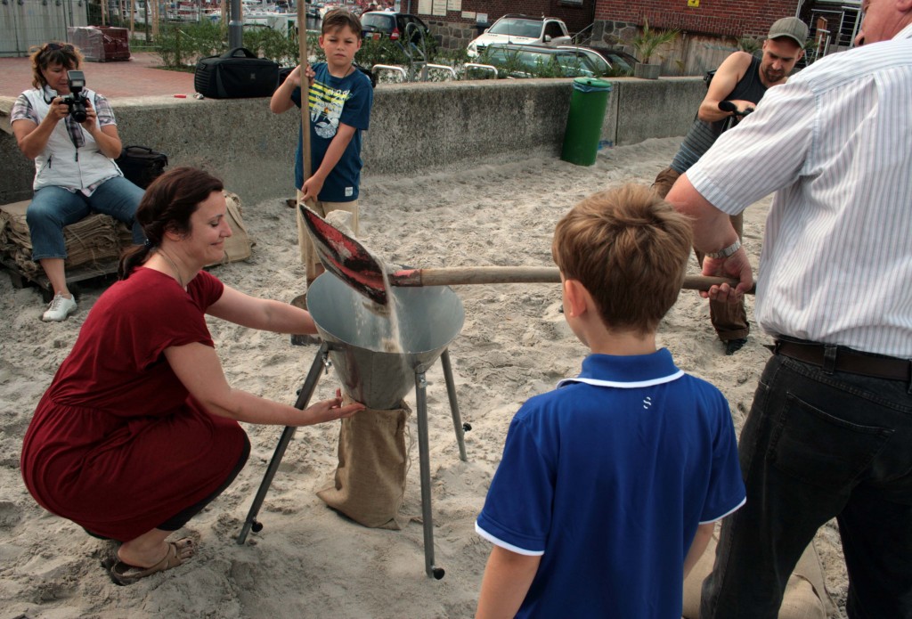 Eröffnung durch Bürgermeister Walter Riecken samt Enkelkindern (Foto: C.Koch)