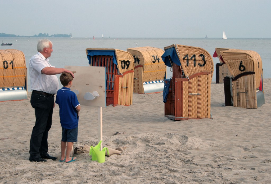 Bürgermeister Riecken erklärt seinem Enkel klimatische Veränderungen am Modell (Foto: C.Koch) 