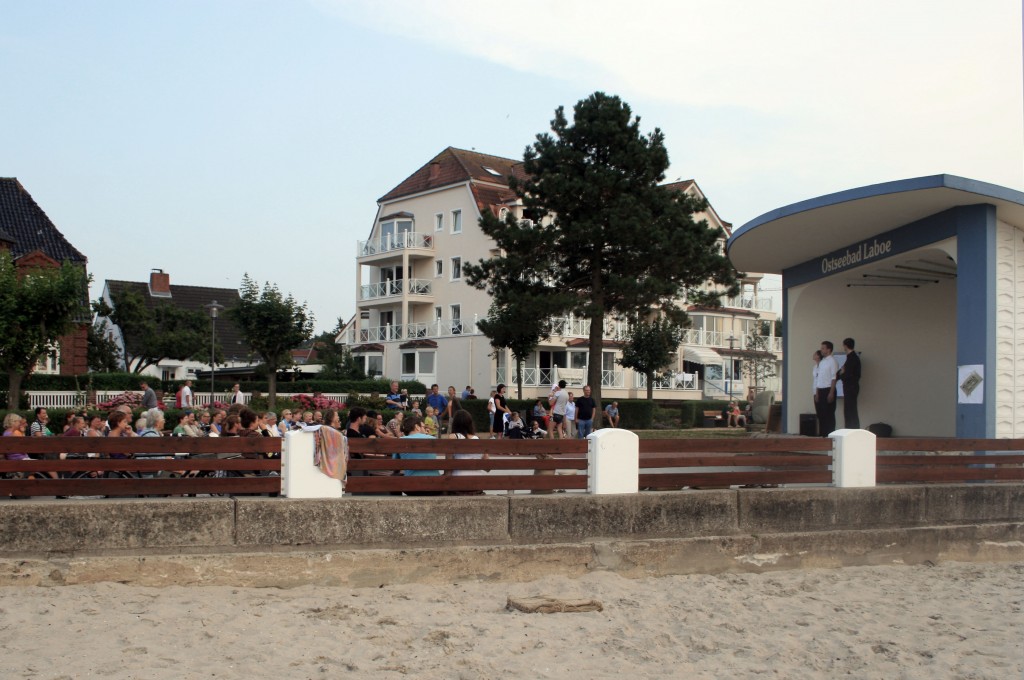 Der Blick vom Strand auf die Bühne (Foto: C.Koch)