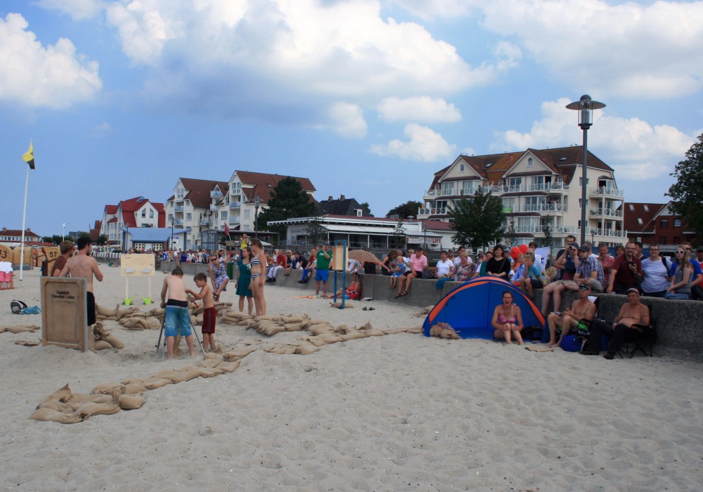 Das "Sandsack-Trainingslager" erfreut sich großer Beliebheit und soll die Bürger für klimatische Veränderungen sensibilisieren (Foto: C.Koch)