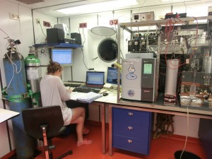 Arbeit am Gaschromatographen. Bild Elisabeth Eßer