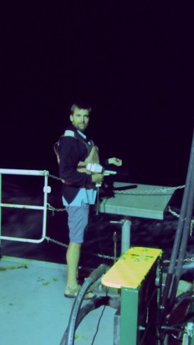 Dave launches an XBT-probe during our evening shift from the back deck at full cruise speed. / Bei voller Fahrt legt Dave während unserer Abendschicht eine XBT-Sonde aus. (Photo by Meike)