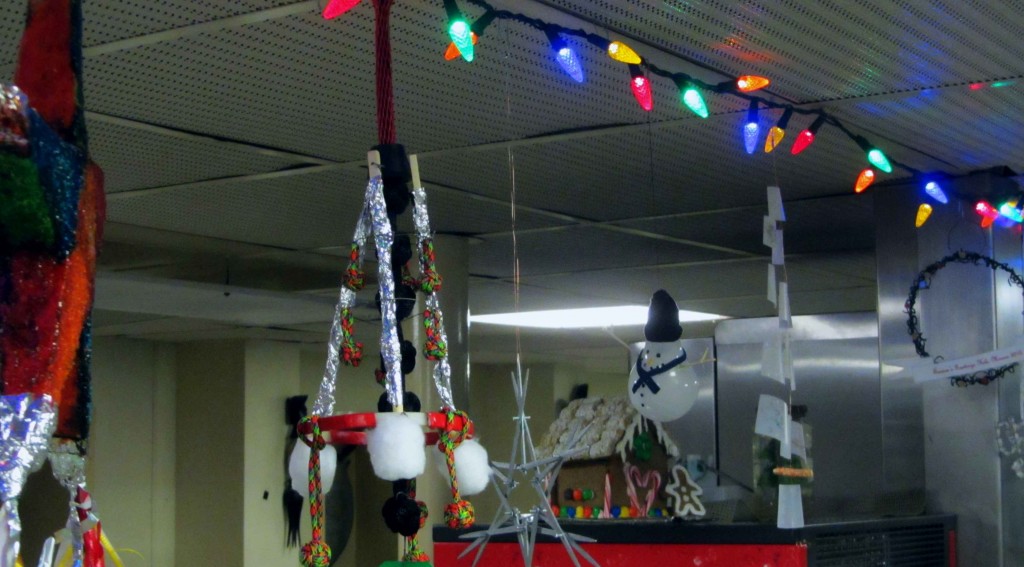 Some of the Christmas decorations already displayed in the galley. Some participants were obviously prepared for Christmas and brought glitter or the ingredience for ginger-bread on board, but the unprepared people were nevertheless increadibly creative using e.g. old light bulbs, aluminum foil, plastic cups, and chop sticks. / Einige der schon in der Messe ausgestellten Weihnachtsdekorationen. Offensichtlich waren einige an Bord vorbereitet und hatten Glitter oder die Zutaten für Lebkuchen zur Hand, doch auch die weniger Vorbereiteten haben ihrer Kreativität unter anderm mit alten Glühbirnen, Alufolie, Essstäbchen und Plastikbechern freien Lauf gelassen. (Photo by Meike)