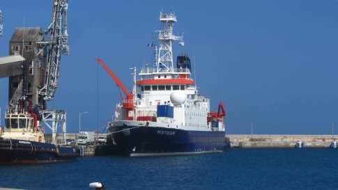 The Meteor in port, loading up consumables and working equipment. / Die Meteor wird im Hafen mit Lebensmitteln und Verbrauchsmaterial sowie wissenschaftlichem Gerät beladen. (© M. Klischies)