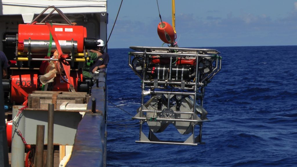 Hybis goes over board and starts its two hour descent into the darkness of the deep sea, at ca. 3500 m water depth. / Hybis geht über Bord und startet sein zweistündiges Absinken in die Dunkelheit der Tiefsee, bis auf ca. 3500 m Wassertiefe. (© M. Klischies)