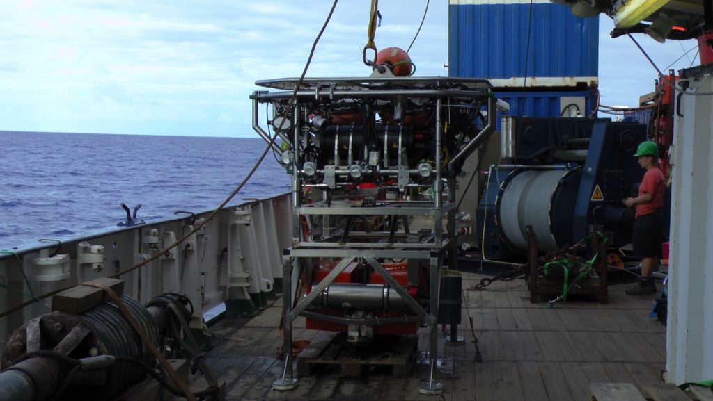 Ready to go: Hybis on deck with an attached OBS. The winch with the wire that transmits the video from the seafloor to the vessel is in the background. / Fertig zum Abtauchen: Hybis mit einem auszubringen OBS. Im Hintergrund steht die Winde mit dem speziellen Draht, der das Video vom Meeresboden aufs Schiff überträgt. (© M. Klischies)