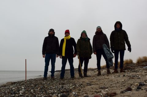 Das Sammel-Team für die beiden Strände auf Fehmarn. Von links nach rechts: Dennis Brennecke (Kieler Forschungswerkstatt), Kevin Schröder, Vanessa Herhoffer (beide GEOMAR), Tim Kiessling und Lukas Pott (beide Kieler Forschungswerkstatt). Foto: Dennis Brennecke