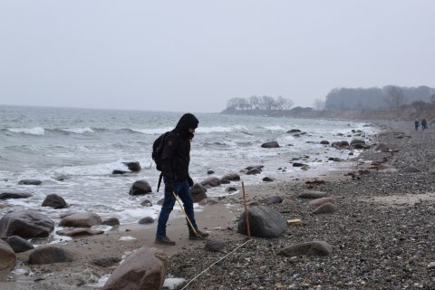 Auf der Spur des Plastikmülls in Staberhuk, Fehmarn, bei Ostwind und mit Schneeflocken. Sogar eine neugierige Robbe hat uns beim Sammeln aus den Wellen zugeschaut. Foto: Dennis Brennecke