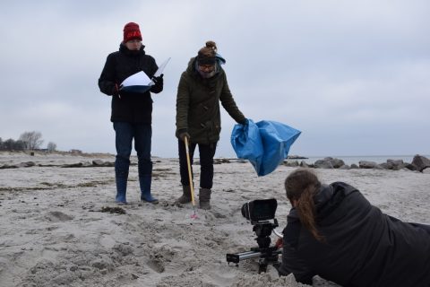 Hauptdarsteller Kevin Schröder notiert und klassifiziert die Müllteile, die seine Nebendarstellerin Vanessa Herhoffer aufsammelt. Gefilmt durch Thomas Henke von Tatja B.. Foto: Dennis Brennecke