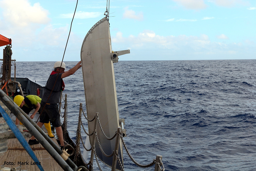 Der Katamaran-Trawl wird von Deck aus ins Meer gelassen.Foto: Mark Lenz/GEOMAR