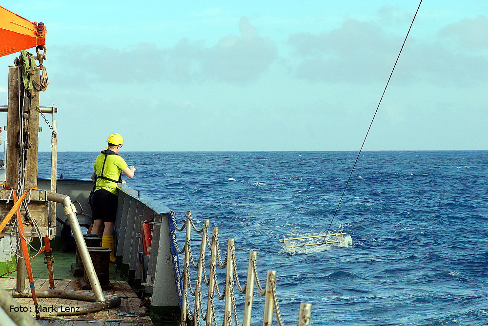 Nach dem Aussetzen wird der Katamaran für eine bestimmte Zeit hinter dem Schiff hergezogen. Dabei wird Material von der Meeresoberfläche abgesammelt. Foto: Mark Lenz/GEOMAR