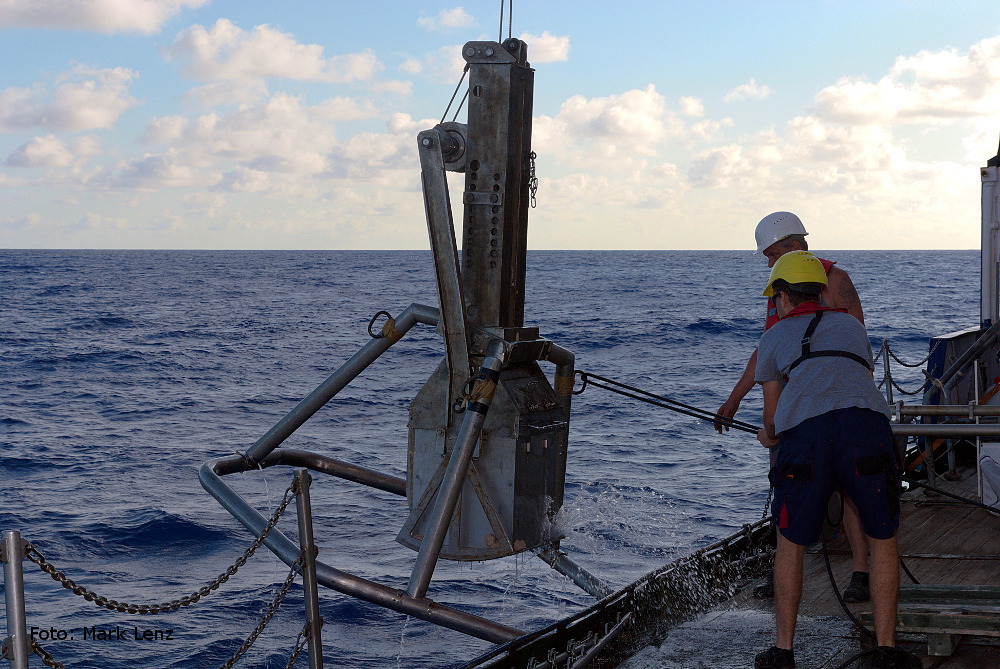 Der wuchtige Kastengreifer wird von der Crew wieder an Bord genommen. Kein leichtes Manöver. Foto: Mark Lenz/GEOMAR