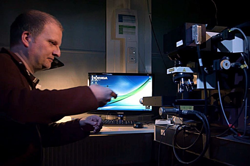 Alle Mikropartikel, die wir in unseren Proben finden werden, müssen letztendlich mit spektroskopischen Methoden identifiziert werden. Hier sieht man Dr. Matthias Haeckel vom GEOMAR an einem Raman-Spektroskop. Foto: Mark Lenz/GEOMAR