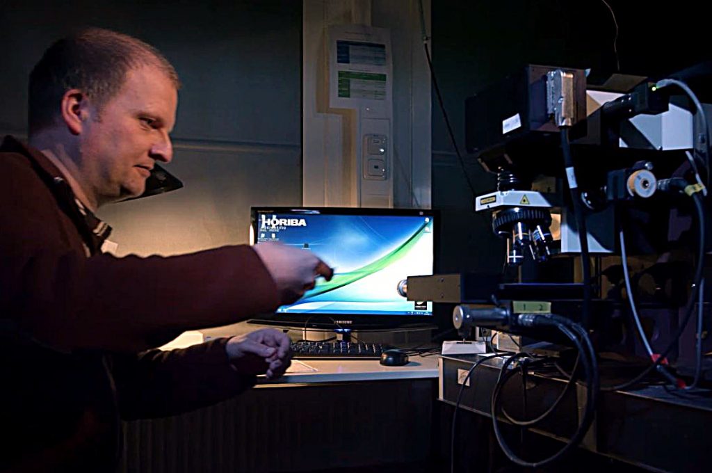  Alle Mikropartikel, die wir in unseren Proben finden werden, müssen letztendlich mit spektroskopischen Methoden identifiziert werden. Hier sieht man Dr. Matthias Haeckel vom GEOMAR an einem Raman-Spektroskop. Foto: Mark Lenz/GEOMAR