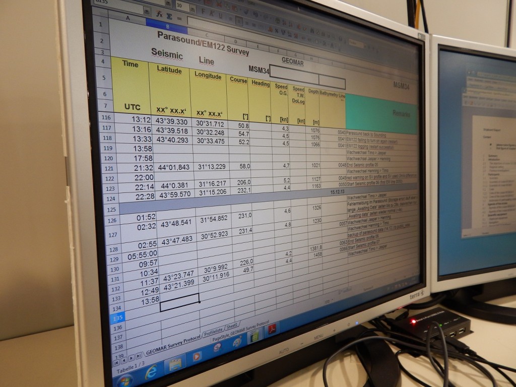 Penibel muss das Parasound- und Multibeam-Protokoll geführt werden. Foto: Timo Zander, GEOMAR