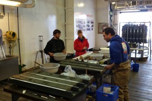 Vor der Kernbeschreibung wird die Oberfläche der Kerne mit großen Käsemessern gesäubert / Before core description, the surface of the cores is cleaned with a big cheese knife. Foto: Nina Keul