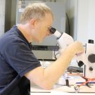 Ralf Schiebel bei der ersten Analyse der Planktonproben. Foto: Inken Schulze
