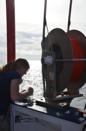 Foto: Mareike Körner operating the Microstructure Sonde,  Melina Mehlmann