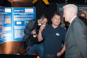 Gerd Hoffmann-Wieck vom GEOMAR erklärt Baden-Württembergs Ministerpräsidenten Winfried Kretschmann die Ausstellung "Ozean der Zukunft". Foto: J. Steffen, GEOMAR