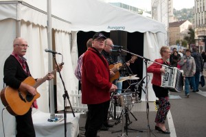 Wissenschaft drinnen,  Volksfest darußen: Vor dem Zelt sorgte die Band Timmerhorst für Stimmung. Foto: J. Steffen, GEOMAR