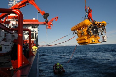 JAGO wird mit Hilfe eines Krans in’s Wasser gelassen. (Foto: Karen Hissmann, GEOMAR)