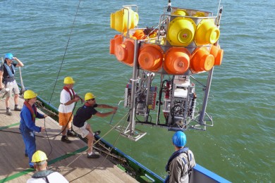 Hier wird ein BIGO-Lander aus 120 Metern Wassertiefe im Gotlandbecken, Ostsee, geborgen (BIGO: Biogeochemisches Observatorium). (Foto: Olaf Pfannkuche, GEOMAR)