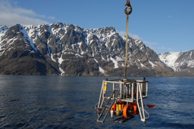 Herablassen eines MoLab-Satellitenlanders während der POSEIDON-Fahrt P434 bei Stjernsund, Norwegen. (Foto: Peter Linke, GEOMAR)