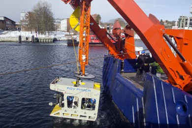 ROV PHOCA wird vom Forschungsschiff ALKOR in die Schwentine gelassen. (Foto: J. Steffen, GEOMAR)