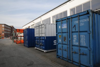 Hinter der Montagehalle des TLZ warten Mesokosmen und Container auf ihren Einsatz. (Foto: G. Seidel, GEOMAR)