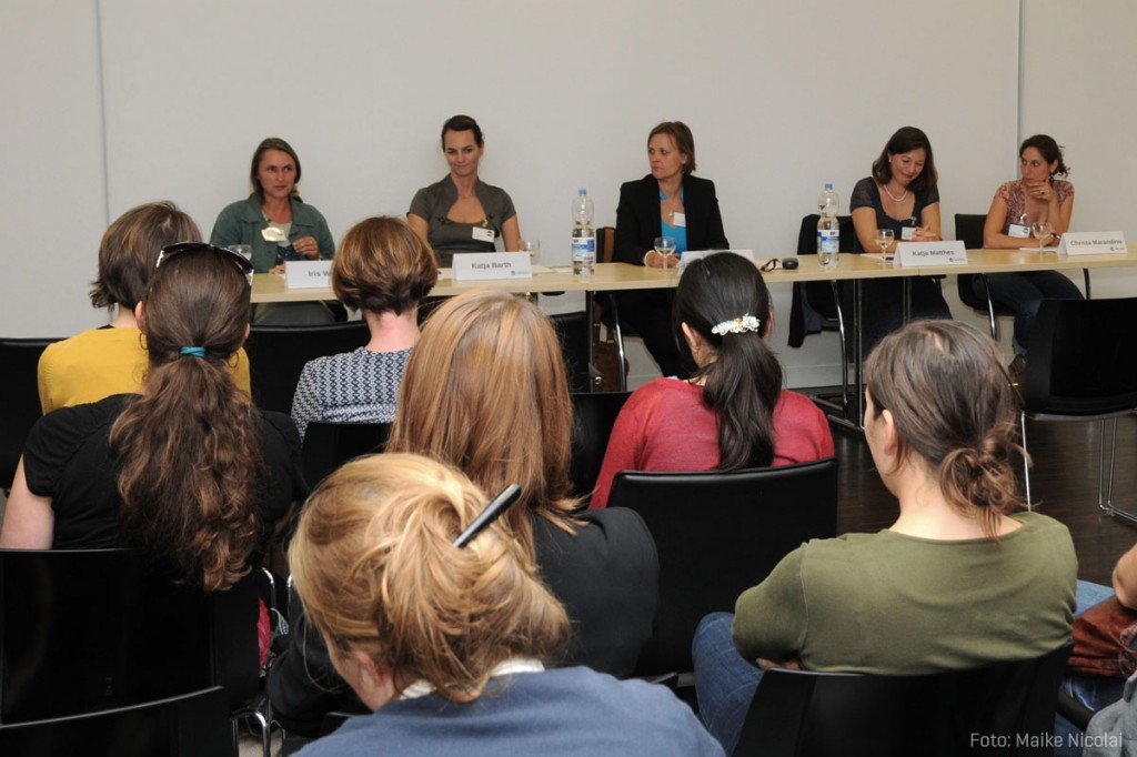 Im Rahmen des ESWN-Workshops diskutierten Dr. Iris Werner (Uni Kiel), Dr. Katja Barth (Uni Kiel), Prof. Dr. Katja Matthes (GEOMAR) und Prof. Dr. Christa Marandino (GEOMAR) über Karrierechancen von Frauen in der Wissenschaft. Die Moderation der abendlichen Podiumsdiskussion hatte hatte Dr. Nicole Schmidt vom Institut für Ostseeforschung Warnemünde (Mitte) übernommen. Foto: Maike Nicolai