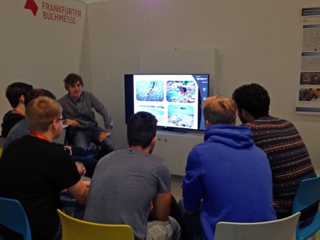 Markus Franz vom Studien- und Trainingsprogramm GAME erklärt auf der Frankfurter Buchmesse die Problematik des Plastikmülls im Meer. Foto: Katrin Knickmeier, Ozean der Zukunft