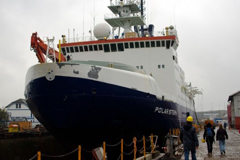 Schon von außen beeindruckt die Größe der POLARSTERN. Foto: Jan Steffen