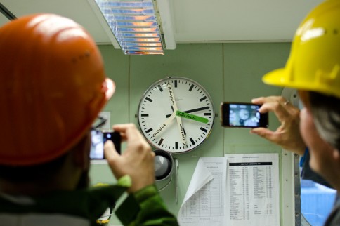 Typisch für das Leben an Bord: Mahlzeiten regeln den Tagesablauf. Das ist sogar in der Werft noch zu erkennen. Foto: Jan Steffen