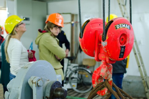 Auf der POLARSTERn wird oft mit schwerem Gerät gearbeitet. Foto: Jan Steffen