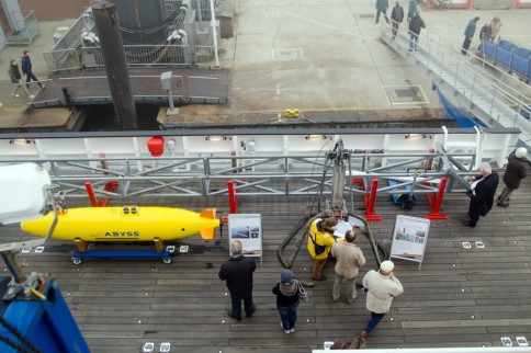 An Deck der neuen SONNE werden verschiedene Großgeräte der Meeresforschung präsentiert. Foto: J. Steffen, GEOMAR