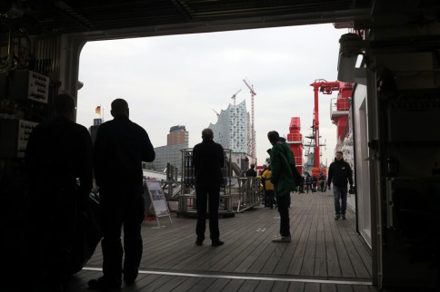 Blick aus dem Hangar Richtung Elbphilharmonie. Foto: J. Steffen, GEOMAR