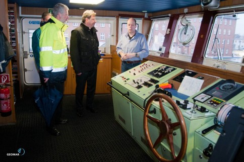 Kapitän Theo Griese (re.) und unser Direktor Professor Herzig zeigen Minister Reinhard Meyer die Brücke der POSEIDON. Foto: J. Steffen, GEOMAR