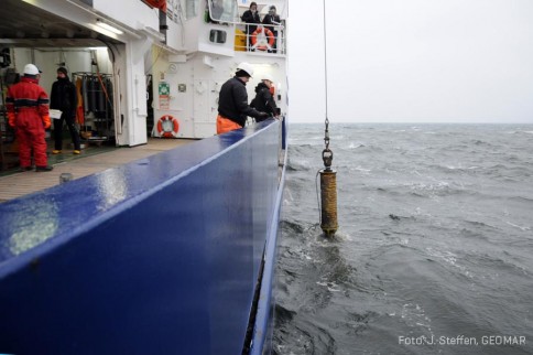 Der Sedimentkern wird zu Wasser gelassen und zum Meeresboden abgeviert. Foto: J. Steffen, GEOMAR