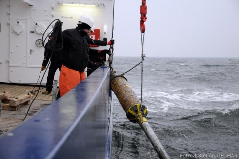 Mit Sediment gefüllt wird er wieder an Bord geholt. Foto: J. Steffen, GEOMAR