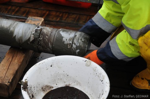 Der Kernfänger am unteren Ende wird entfernt. Foto: J. Steffen, GEOMAR