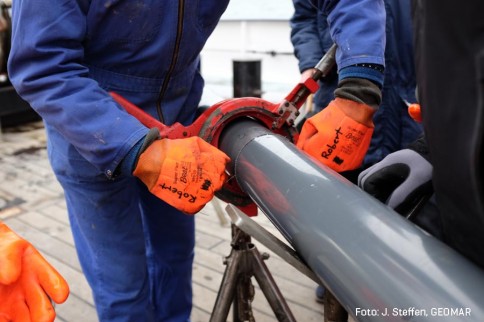 ... und schließlich in handliche ein-Meter-Stücke zerschnitten. Fotos: J. Steffen, GEOMAR