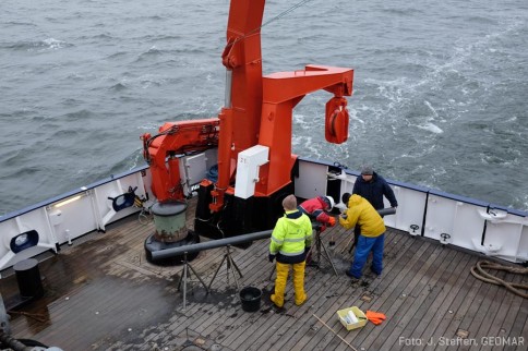 Auf dem Achterdeck erfolgt die weitere Verarbeitung des fünf Meter langen Kerns. Foto: J. Steffen, GEOMAR