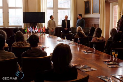 Stadtpräsident Hans-Werner Tovar (stehend Mitte) und ratsherr Benjamin Raschke, (stehend links) empfangen GAME-Koordinator Mark Lenz (stehend rechts) und die GAME-Studierenden im Kieler Rathaus. Foto: J. Steffen, GEOMAR